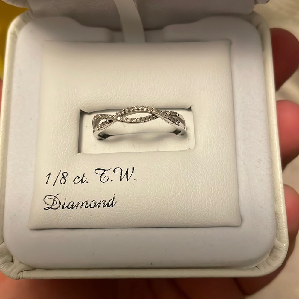 Like new diamond ring